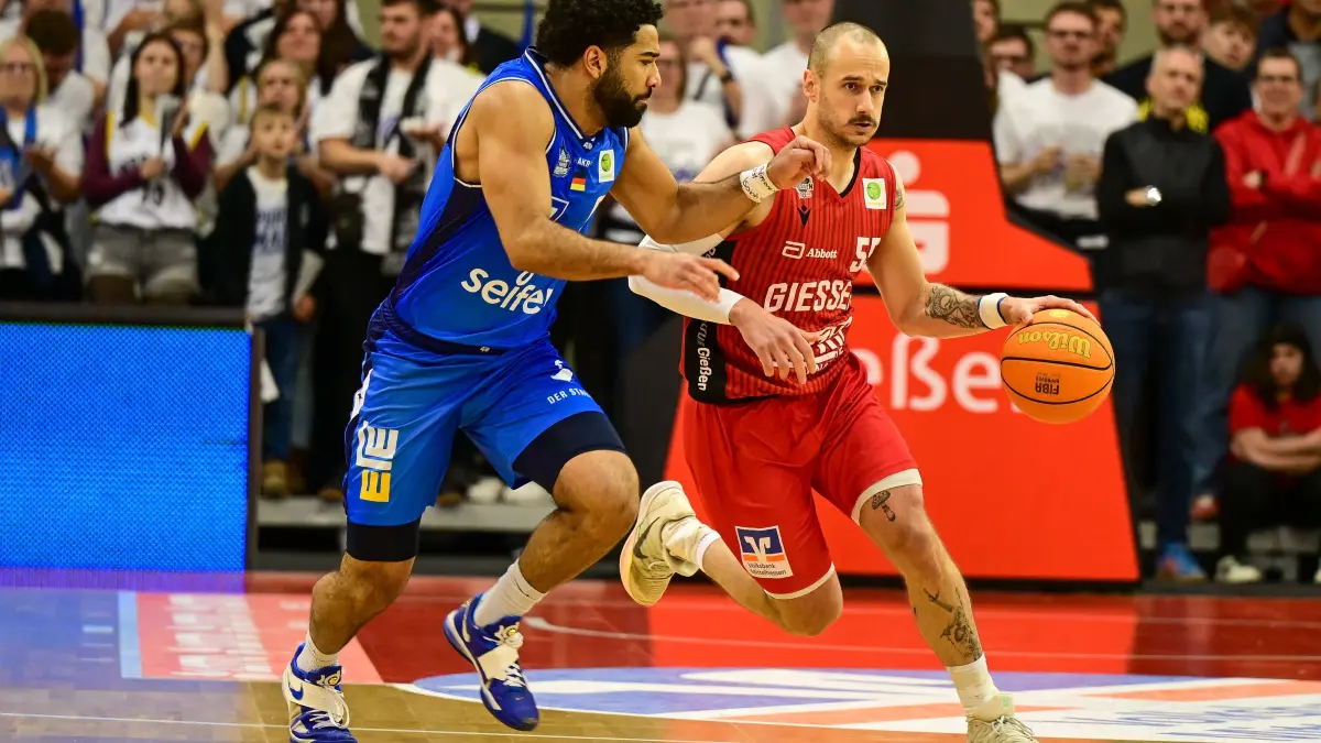 Gießen 46ers - Hakro Merlins Crailsheim: Tyreese Blunt, Simon Krajcovic 2.Bundesliga Pro A, Play Off Spiel 4, viertel Finale, 46ers, Basketball, Basketball Saison 2025/2026, BBL, Deutschland, Gießen 46ers Hakro Merlins Crailsheim, Gießen in rot, Herren, Crailsheim in blau *** Tyreese Blunt, Simon Krajcovic 2 Bundesliga Pro A, Play Off game 4, quarter final, 46ers, Basketball, Basketball season 2025 2026, BBL, Germany, Gießen 46ers Hakro Merlins Crailsheim, Gießen in red, Men, Crailsheim in blue