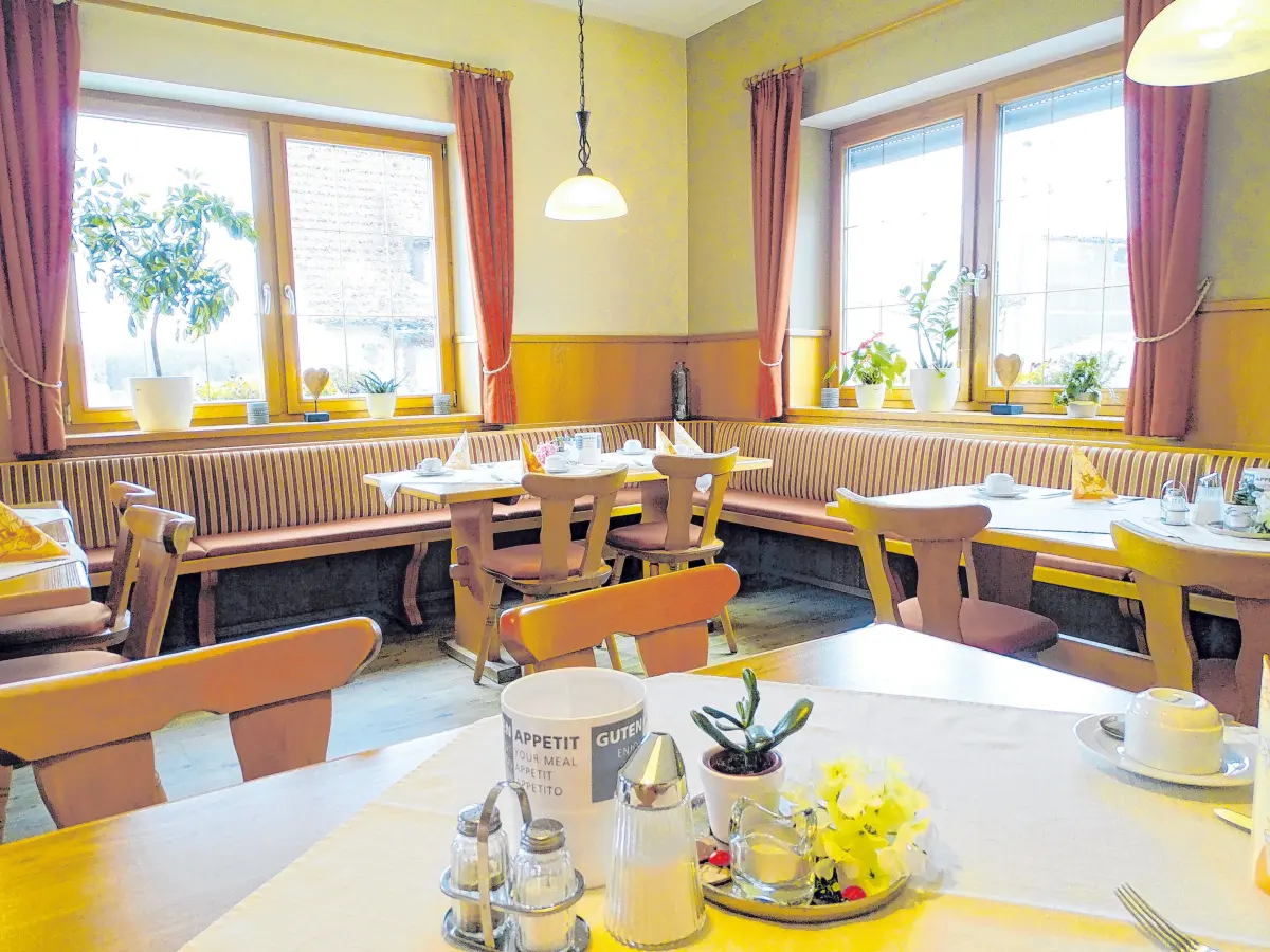Doppelter Grund zum Feiern: Das Bahnhöfle in Stubersheim wird heuer 120 Jahre alt. Zudem hat der Wirt Carsten Junginger vor 25 Jahren seine Arbeit im Gastro- und Hotelbetrieb dort aufgenommen. In all dieser Zeit sammelte er viele wertvolle Erfahrungen. Dankbar ist er seinen Mitarbeitern und seinen Gästen. ⇥Fotos: Patricia Jeanette Moser