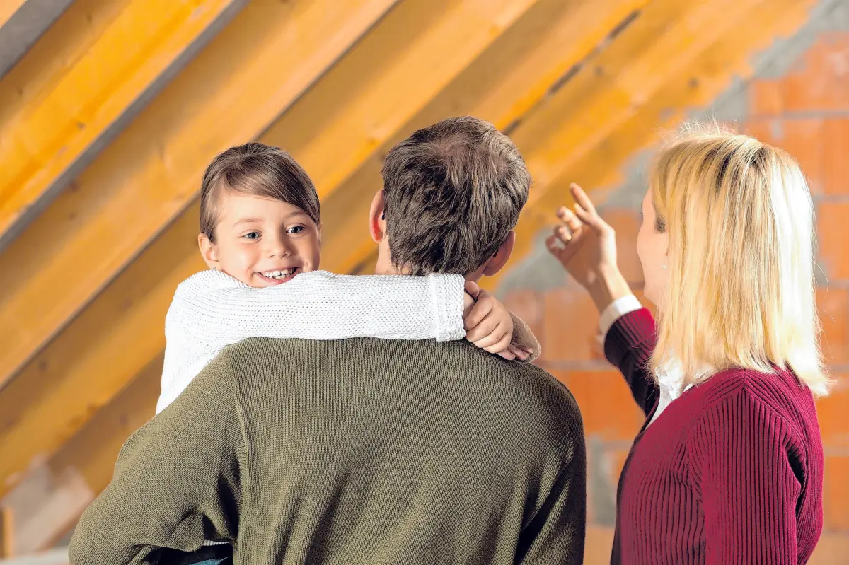 Familie, Vater, Mutter, Kind, Haus, Hausbau/Junge Familie in einem Rohbau. Download am 21.10.2022 für Peak Foto: ©Kzenon/adobe.stock.com⇥©Kzenon/adobe.stock.com