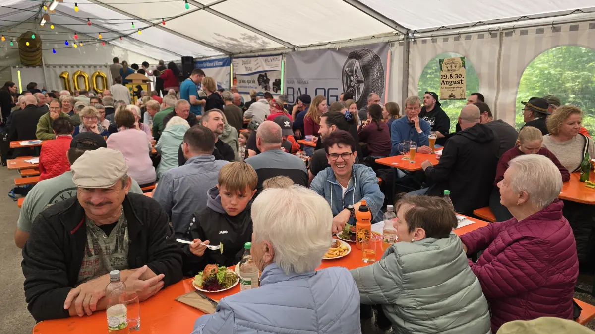 Volles Haus bei der 100-Jahr-Hockete: Der Schützenverein Rangendingen kann sich über einen gelungenen Auftakt der zweitägigen Feierlichkeiten freuen.