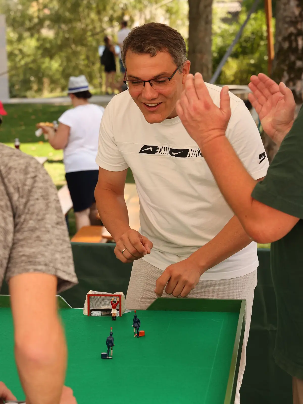 Auch Oberbürgermeister Dirk Abel steht gerne an der kleinen grünen Platte.