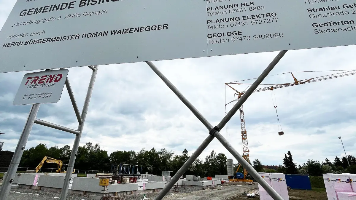 Auf „Reute“ an der Bahnhofstraße in Bisingen liegen die Arbeiten für den Kita-Neubau im Zeitplan. Zurzeit finden dort Rohbauarbeiten statt.