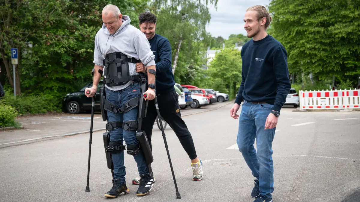 In der Physiotherapiepraxis Arendt auf der Wanne in Tübingen trainiert ein Querschnittsgelähmter mit einem Exoskelett.