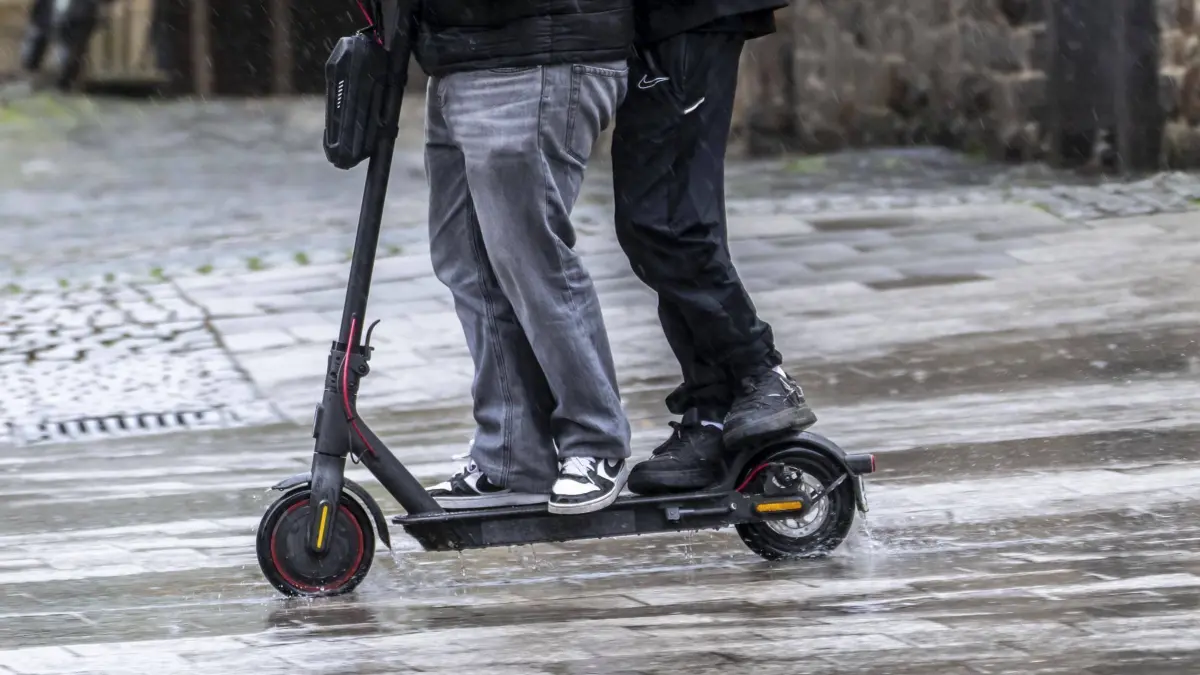 Die Fahrt zu zweit auf einem E-Scooter ist verboten, da das zusätzliche Gewicht die Bremsfähigkeit und die Motorleistung beeinflussen könnte. (Symbolfoto)