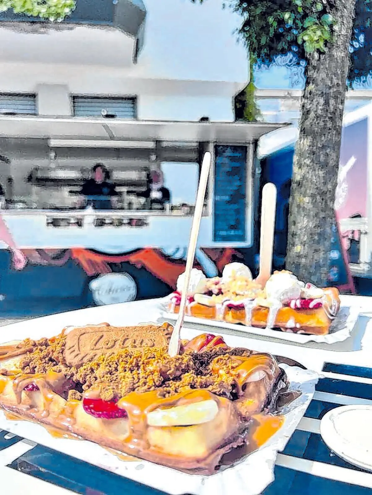 Landestypische Spezialitäten aus Togo wird ein Foodtruck aus der Schweiz servieren. Fufu (links) sind Klöße aus Maniok oder Yams und Kochbananen, die in der west- und zentralafrikanischen Küche als Stärkebeilage beliebt sind. Natürlich dürfen auch süße Sünden, wie zum Beispiel Loaded Waffles (oben), auf dem Streetfood Picknick nicht fehlen.⇥ Archivbild: Veranstalter