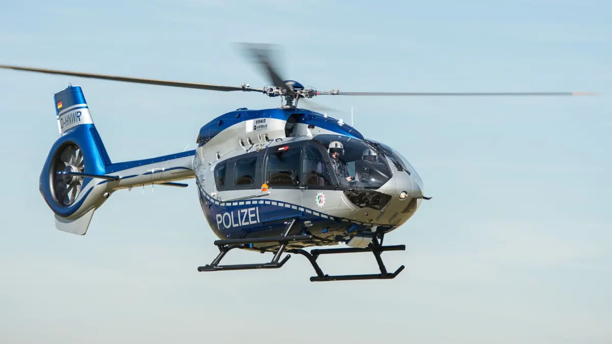Polizei-Hubschrauber: ARCHIV - 06.09.2016, Nordrhein-Westfalen, Düsseldorf: Der neue Airbus-Polizeihubschrauber des Typs H 145 fliegt am 07.09.2016 am Flughafen in Düsseldorf (Nordrhein-Westfalen). Mit bis zu 160 km/h und riskanten Manövern flüchtet ein Auto bei Düsseldorf vor der Polizei. Am Steuer: Angeblich ein 13-Jähriger, den die Polizei wieder freilassen muss. Bei der Verfolgung wurde ein Polizeihubschrauber eingesetzt. (zu dpa: «Unbekannter überfallt Juwelier – Fahndung mit Hubschrauber») Foto: Wolfram Kastl/dpa +++ dpa-Bildfunk +++