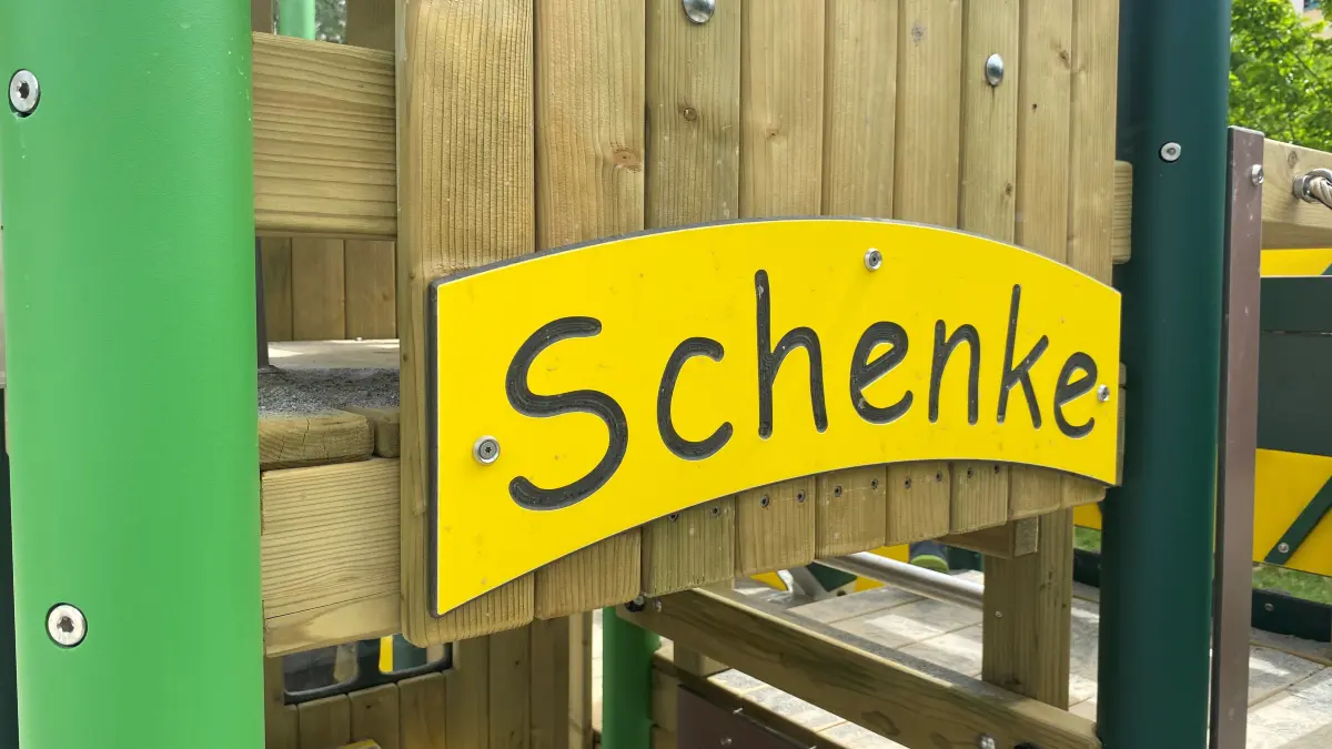Auch eine "Schenke" ist auf diesem Klettergerüst auf dem Spielplatz am Groggensee angedeutet.