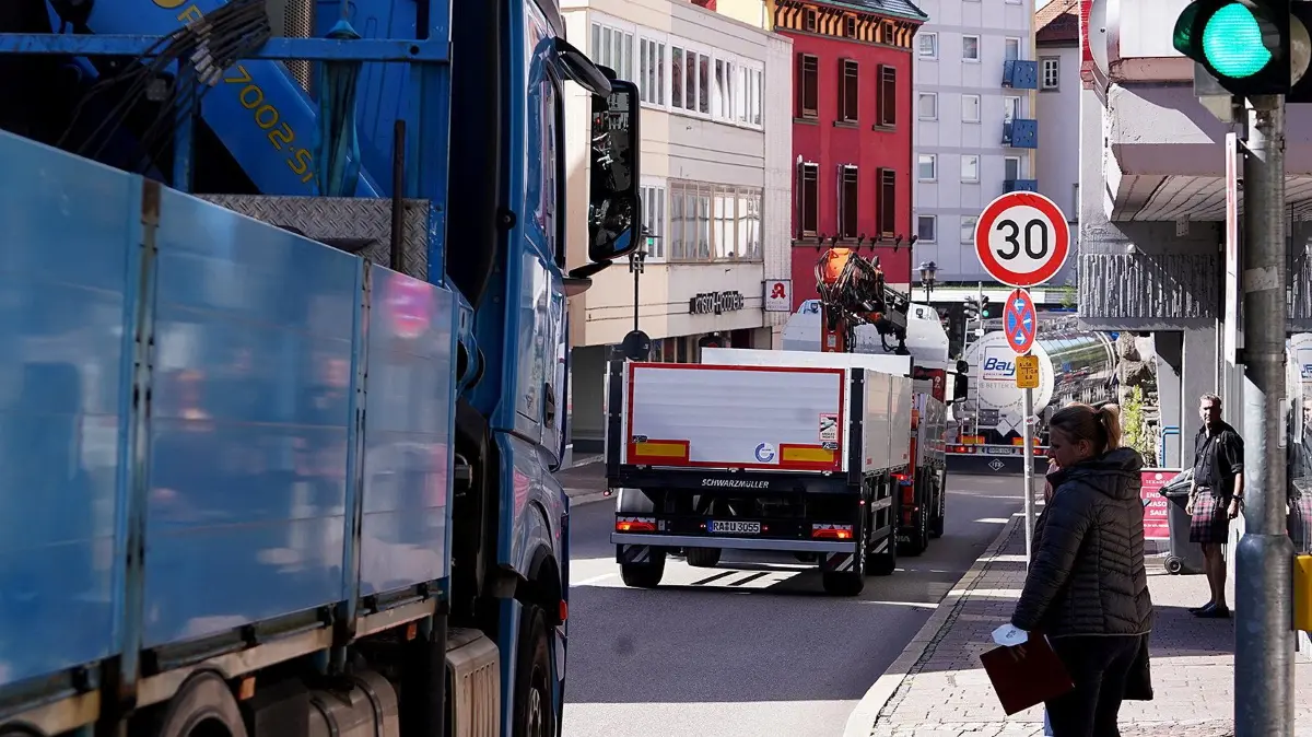 Kernstadt Horb Verkehr : Vorsicht: Dieses Foto ist möglicherweise nur für den einstigen Verlag Schwäbisches Tagblatt verwendbar. LKW Lastwagen durch Horb 12.9.2022.Bild: Karl-Heinz Kuball