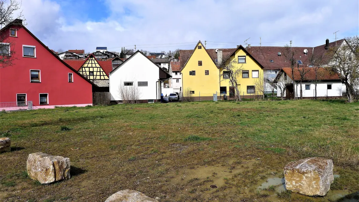 Mitten im Ort in Stetten und direkt an einer Bushaltestelle liegt das Filetstück „Alte Sonne“, für das nun die Stadt intensiv auf der Suche nach Investoren für ein Betreutes Wohnen ist.