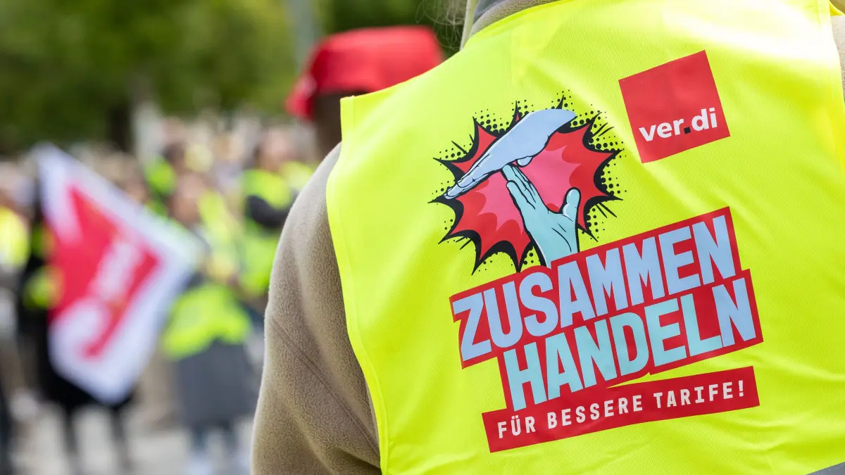 Verdi Streik Einzehandel: Verdi bestreikt heute den Einzelhandel und fordert 300 Euro mehr Lohn für die Beschäftigten im Einzelhandel. Kundgebung auf dem Stuttgarter Schlossplatz.