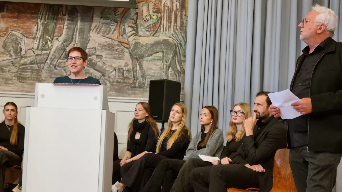 Ein Erlebnis, das alle Beteiligten tief bewegte, war die Eröffnung der Ausstellung "Finding Ivy" in der Aula des Hechinger Gymnasiums.