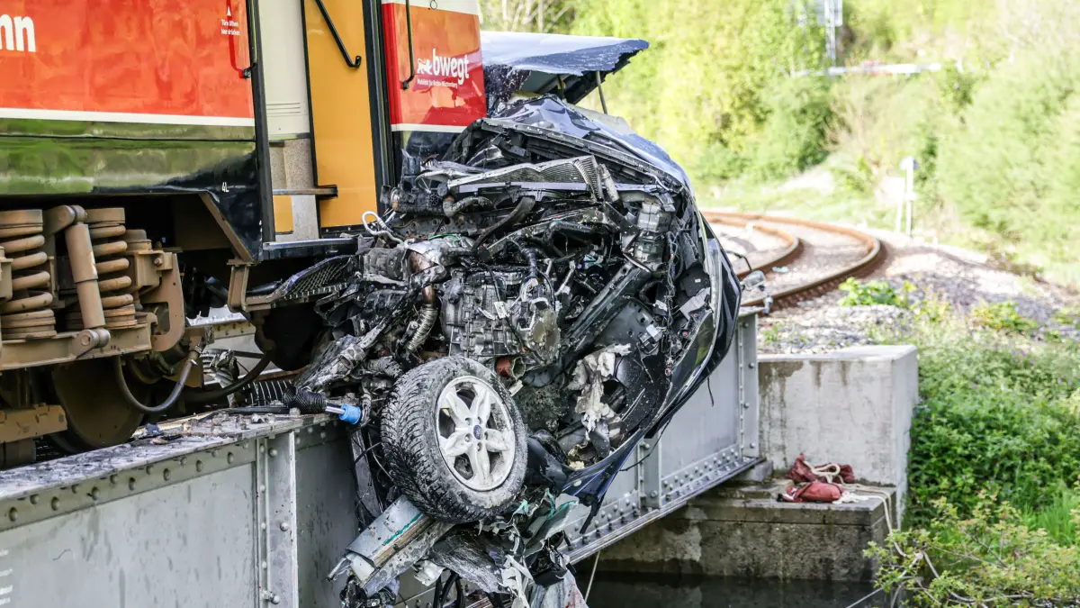 Am Hohen Turm in Trochtelfingen (Landkreis Reutlingen) hat ein Triebwagen einen Pkw erfasst. Das Fahrzeug wurde dabei teilweise unter dem Bahnwaggon eingeklemmt. Einsatzkräfte von Feuerwehr und Rettungsdienst führen derzeit die technische Rettung durch, ein Rettungshubschrauber aus Ulm ist ebenfalls vor Ort. Nach ersten Erkenntnissen wurde mindestens eine Person schwer verletzt.
