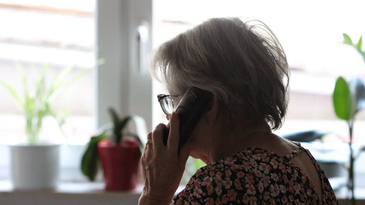 Winden Themenbild - Enkeltrick, Neffentrick, Telefontrick, Telefonbetrug, Betrug, Telefonstreich, Telefonieren Themenbild - Enkeltrick, Neffentrick, Telefontrick, Telefonbetrug, Betrug, Telefonstreich, Telefonieren XMR, Model release Vertrag liegt vor, eine aeltere Frau, Rentnerin, Seniorin telefoniert mit ihrend Händen und Fingern und ihrem Telefon, Festnetzapperat,klingeln eines Telefonapperates, Telefonhöhrer, auf der Couch neben dem Tisch in ihrem Wohnzimmer, Symbolbild, Themenbild, Featurebild *** Wind theme image grandson trick, nephew trick, phone trick, phone scam, scam, prank call, phone call theme image grandson trick, nephew trick, phone trick, phone scam, scam, prank call, phone call XMR, model release contract is present, Copyright: xFleigx/xEibner-Pressefotox EP_dfg