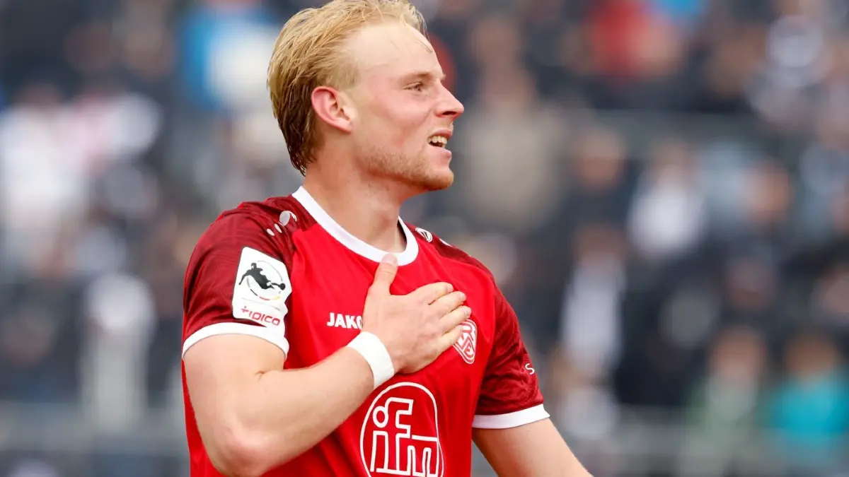 SSV Ulm 1846 - Rot-Weiss Essen: 16.05.2026, Baden-Württemberg, Ulm: Fußball, Männer: 3. Liga, SSV Ulm 1846 - Rot-Weiss Essen, 38. Spieltag, Donaustadion. Ben Hüning (Rot-Weiss Essen) reagiert. WICHTIGER HINWEIS: Gemäß den Vorgaben der DFL Deutsche Fußball Liga bzw. des DFB Deutscher Fußball-Bund ist es untersagt, in dem Stadion und/oder vom Spiel angefertigte Fotoaufnahmen in Form von Sequenzbildern und/oder videoähnlichen Fotostrecken zu verwerten bzw. verwerten zu lassen. Foto: Lucca Fundel/dpa +++ dpa-Bildfunk +++