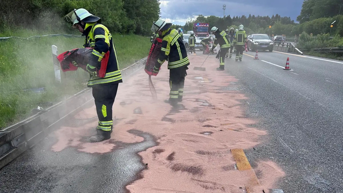 Bis zum Eintreffen der Polizei nahm die Empfinger Feuerwehr den auslaufenden Kraftstoff auf und sicherte die Einsatzstelle ab. Ein Trupp unter Atemschutz kontrollierte den Inhalt des Fahrzeugs, der Farbe geladen hatte, auf Leckage.