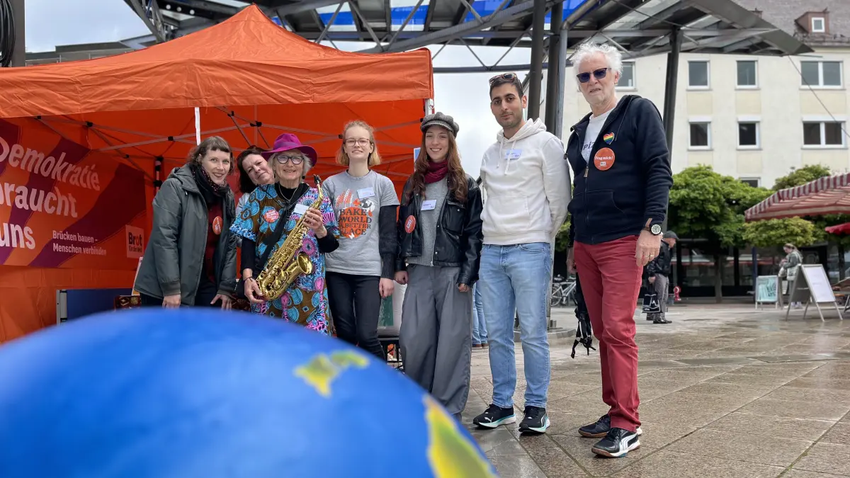 Aktion für Demokratie auf dem Petrusplatz in Neu-Ulm.