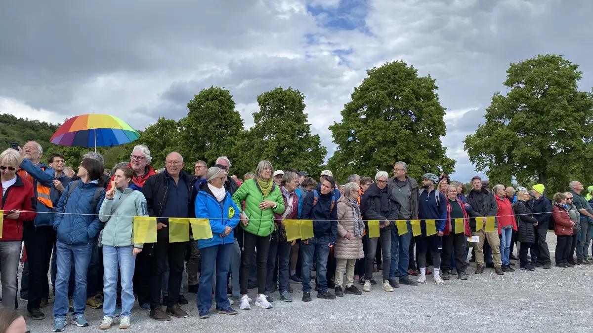 Drei Gruppen bilden die Rotorblätter. Gruppe Gelb ist eine davon. Im Uhrzeigersinn soll sich das Windrad drehen.