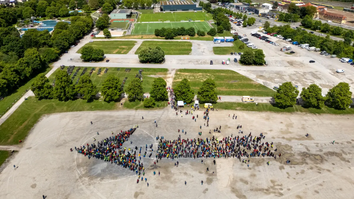 Blick über den Festplatz: Bis jetzt sieht das Ganze mehr nach Pfeil als nach Windrad aus.