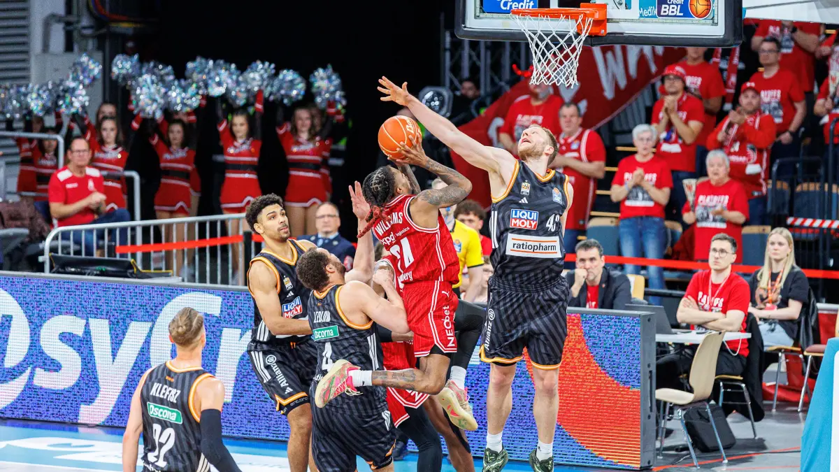 BMA365 Bamberg Baskets vs. ratiopharm Ulm, Basketball, easyCredit BBL, Playoff Viertelfinale, Spiel 1, 16.05.2026: Cobe Williams (BMA365 Bamberg Baskets, #24), Christian Sengfelder (ratiopharm Ulm, #43),
BMA365 Bamberg Baskets vs. ratiopharm Ulm, Basketball, easyCredit BBL, Playoff Viertelfinale, Spiel 1, 16.05.2026
Foto: Eibner-Pressefoto/Guener Santemiz