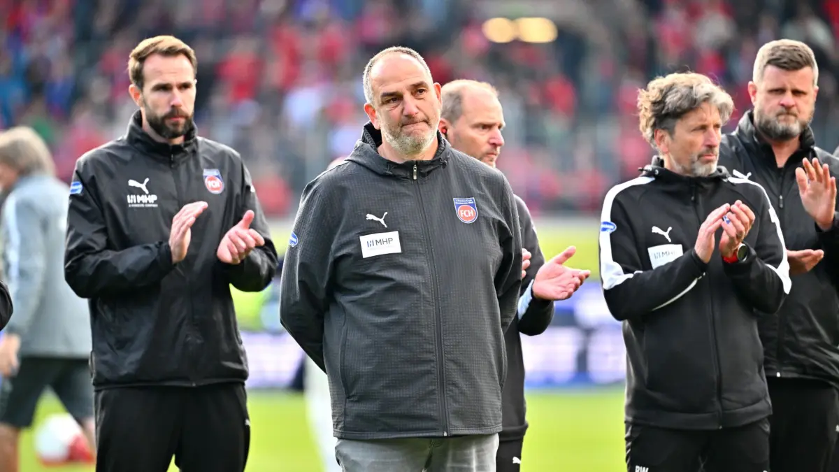 1. FC Heidenheim - FSV Mainz 05: 16.05.2026, Baden-Württemberg, Heidenheim: Fußball, Männer: Bundesliga, 1. FC Heidenheim - FSV Mainz 05,34. Spieltag, Voith-Arena. Trainer Frank Schmidt (1. FC Heidenheim 1846) reagiert enttäuscht. Foto: Jan-Philipp Strobel/dpa - WICHTIGER HINWEIS: Gemäß den Vorgaben der DFL Deutsche Fußball Liga bzw. des DFB Deutscher Fußball-Bund ist es untersagt, in dem Stadion und/oder vom Spiel angefertigte Fotoaufnahmen in Form von Sequenzbildern und/oder videoähnlichen Fotostrecken zu verwerten bzw. verwerten zu lassen. +++ dpa-Bildfunk +++