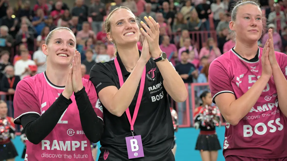 TusSies Metzingen vs. Sport-Union Neckarsulm , Handball, Alsco HBF, 5. Play-Off Ligaspieltag, Saison 2025/2026, 16.05.2026: Selina Lindemann (TusSies Metzingen, #02), Miriam Hirsch (TusSies Metzingen, Trainerin) und Carolin Huebner (TusSies Metzingen, #56) bedanken sich bei den Fans
TusSies Metzingen vs. Sport-Union Neckarsulm , Handball, Alsco HBF, 5. Play-Off Ligaspieltag, Saison 2025/2026, 16.05.2026
Foto: Eibner-Pressefoto/Tobias Baur