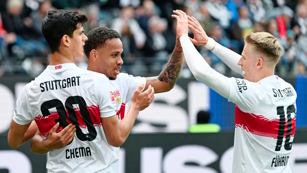 Eintracht Frankfurt - VfB Stuttgart: 16.05.2026, Hessen, Frankfurt/M.: Fußball, Männer, Bundesliga, Eintracht Frankfurt - VfB Stuttgart, 34. Spieltag, Deutsche Bank Park. Torschütze Nikolas Nartey (M, VfB Stuttgart) jubelt mit Stuttgarts Chema (l) und Chris Führich über sein Tor zum 0:2. Foto: Uwe Anspach/dpa - WICHTIGER HINWEIS: Gemäß den Vorgaben der DFL Deutsche Fußball Liga bzw. des DFB Deutscher Fußball-Bund ist es untersagt, in dem Stadion und/oder vom Spiel angefertigte Fotoaufnahmen in Form von Sequenzbildern und/oder videoähnlichen Fotostrecken zu verwerten bzw. verwerten zu lassen. +++ dpa-Bildfunk +++