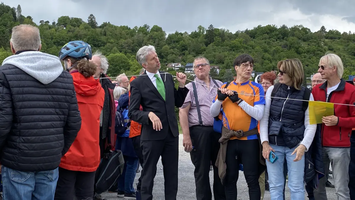 Bitte hinter der Schnur bleiben! Oberbürgermeister Boris Palmer hält im Windrad die Fäden zusammen.