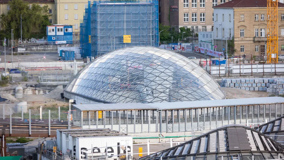 Techtation feiert auf dem Dach des ITS Infoturms: Stuttgart, Baden-Württemberg, 16.05.2026:
Im ITS (Informationsturm) am Hauptbahnhof veranstaltet Techtation einen Rave auf der Dachterrasse.
Im Bild: Lichtaugen und Baustelle des zukünftigen Hauptbahnhof
Notiz: No model release. Kein Einverständnis für Werbung, keine Weitergabe an Dritte.