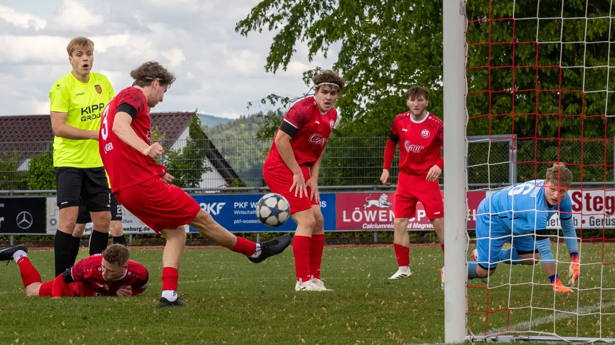 FC Rottenburg vs. FC Holzhausen, Fussball, Verbandsliga, Spieltag 31, Spielzeit 2025/2026, 16.05.26: Raphael Langer (FC Rottenburg, #03) klaert den Ball im Fuenfmeterraum,
FC Rottenburg vs. FC Holzhausen, Fussball, Verbandsliga, Spieltag 31, Spielzeit 2025/2026, 16.05.26,
Foto: Eibner-Pressefoto/Sebastian Reese