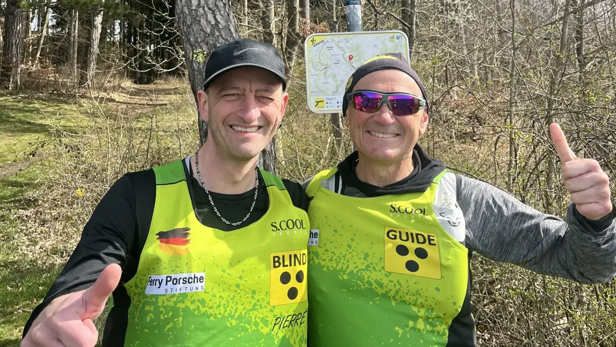 Pierre Heim (links) und sein Guide Kalle Dravec nehmen am Samstag, 16.5.2026, als Lauf-Tandem die 60 Kilometer lange Halb-Traum-Strecke beim Geislinger Benefizlauf Alb-Traum100 in Angriff.