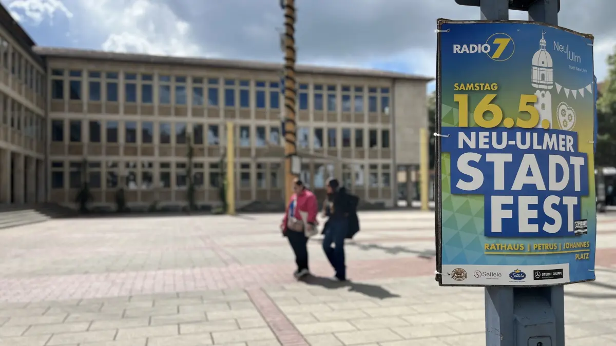 Die Sonne scheint am Samstag, 16. Mai, über dem Neu-Ulmer Rathausplatz. Das Stadtfest aber findet nicht statt, die Wetterprognose war zu schlecht.