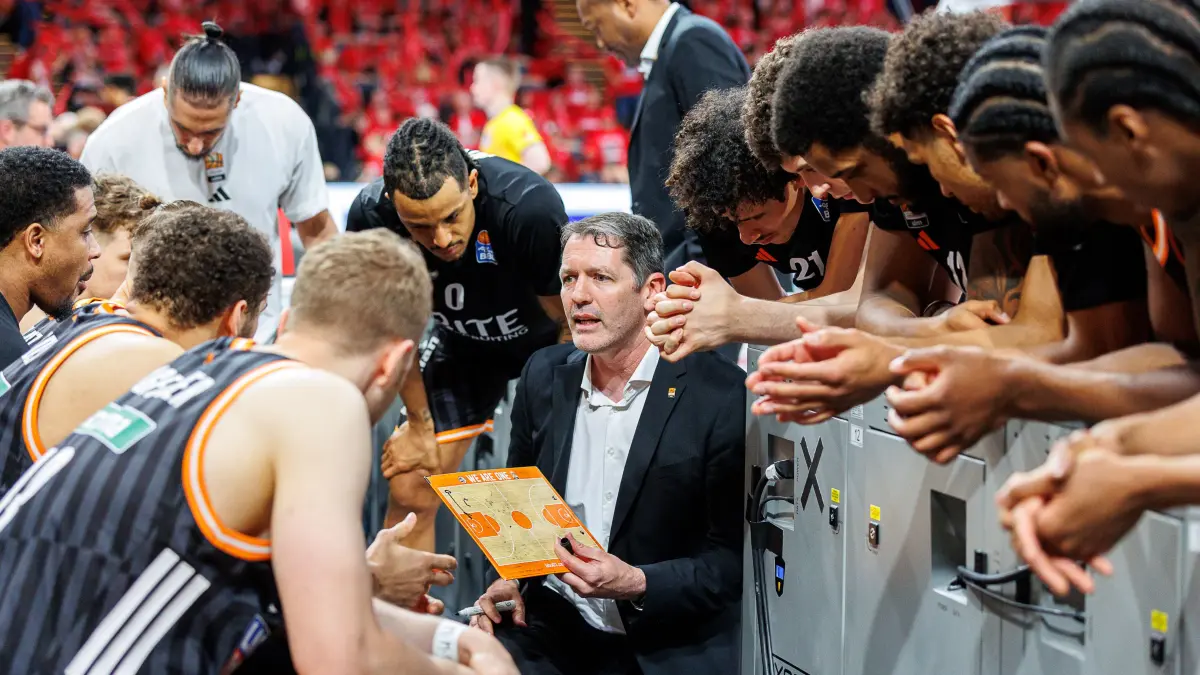 BMA365 Bamberg Baskets vs. ratiopharm Ulm, Basketball, easyCredit BBL, Playoff Viertelfinale, Spiel 1, 16.05.2026: Ty Harrelson (ratiopharm Ulm, Trainer), Team, Mannschaft, Auszeit,
BMA365 Bamberg Baskets vs. ratiopharm Ulm, Basketball, easyCredit BBL, Playoff Viertelfinale, Spiel 1, 16.05.2026
Foto: Eibner-Pressefoto/Guener Santemiz