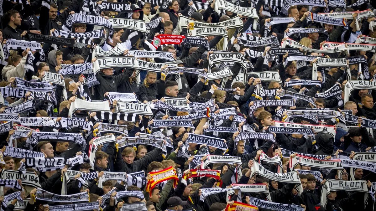 Fußball, SSV Ulm (grau): Das war das letzte Spiel gegen RW Essen (rot): Haben die Spatzen RW den Aufstieg vermiest?