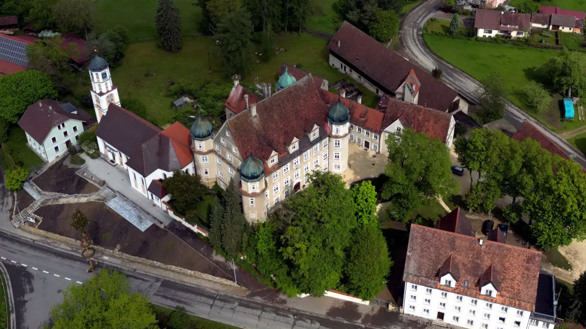Das Schloss Hürbel im Landkreis Biberach steht zum Verkauf.