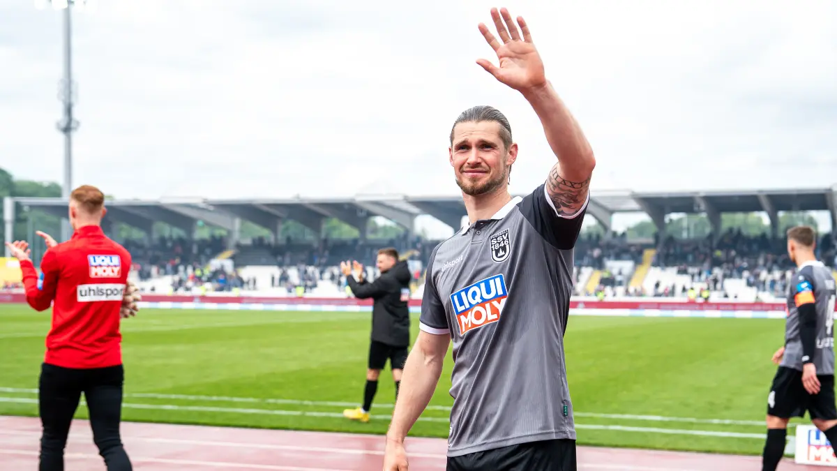 GER, SSV Ulm 1846 vs. Rot-Weiss Essen, Fussball, 3. Liga, Spielzeit 2025/2026, 16.05.2026: Dennis Chessa (SSV Ulm 1846, #11) winkt den Fans zu, GER, SSV Ulm 1846 vs. Rot-Weiss Essen, Fussball, 3. Liga, Spielzeit 2025/2026, 16.05.2026,
DFB/DFL regulations prohibit any use of photographs as image sequences and/or quasi-video.
Foto: Eibner-Pressefoto/Michael Schmidt