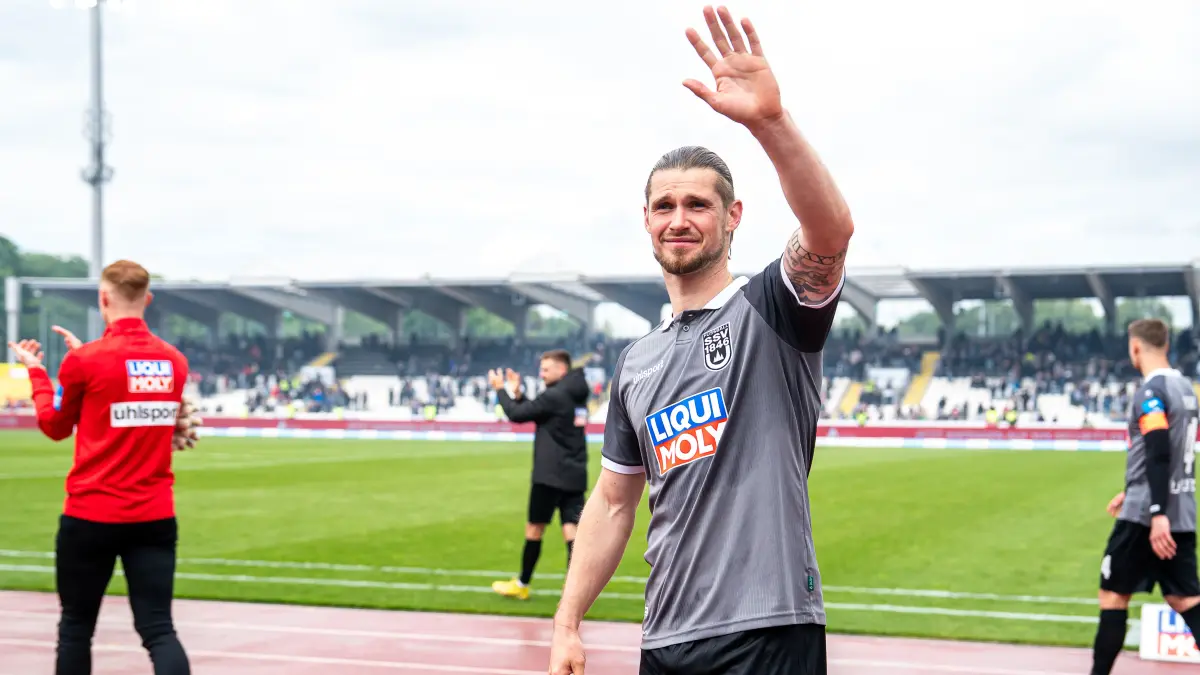 GER, SSV Ulm 1846 vs. Rot-Weiss Essen, Fussball, 3. Liga, Spielzeit 2025/2026, 16.05.2026: Dennis Chessa (SSV Ulm 1846, #11) winkt den Fans zu, GER, SSV Ulm 1846 vs. Rot-Weiss Essen, Fussball, 3. Liga, Spielzeit 2025/2026, 16.05.2026,
DFB/DFL regulations prohibit any use of photographs as image sequences and/or quasi-video.
Foto: Eibner-Pressefoto/Michael Schmidt