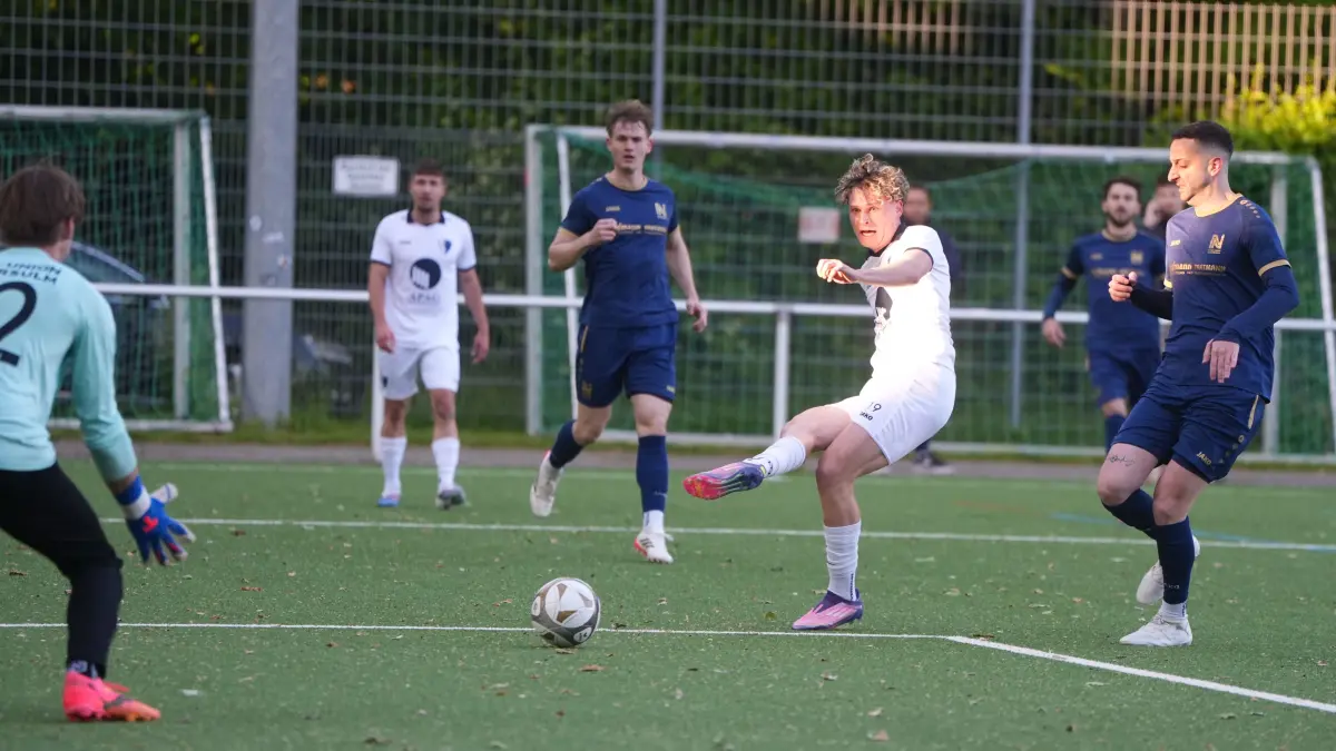 Satteldorfs Nachwuchstalent Lenni Ebert (am Ball) feiert seine Tor-Premiere mit dem vorentscheidenden Treffer zum 0:2.