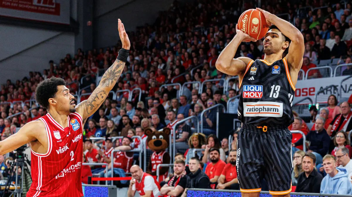BMA365 Bamberg Baskets vs. ratiopharm Ulm, Basketball, easyCredit BBL, Playoff Viertelfinale, Spiel 1, 16.05.2026: Ibi Watson (BMA365 Bamberg Baskets, #02), Mark Smith (ratiopharm Ulm, #13),
BMA365 Bamberg Baskets vs. ratiopharm Ulm, Basketball, easyCredit BBL, Playoff Viertelfinale, Spiel 1, 16.05.2026
Foto: Eibner-Pressefoto/Guener Santemiz