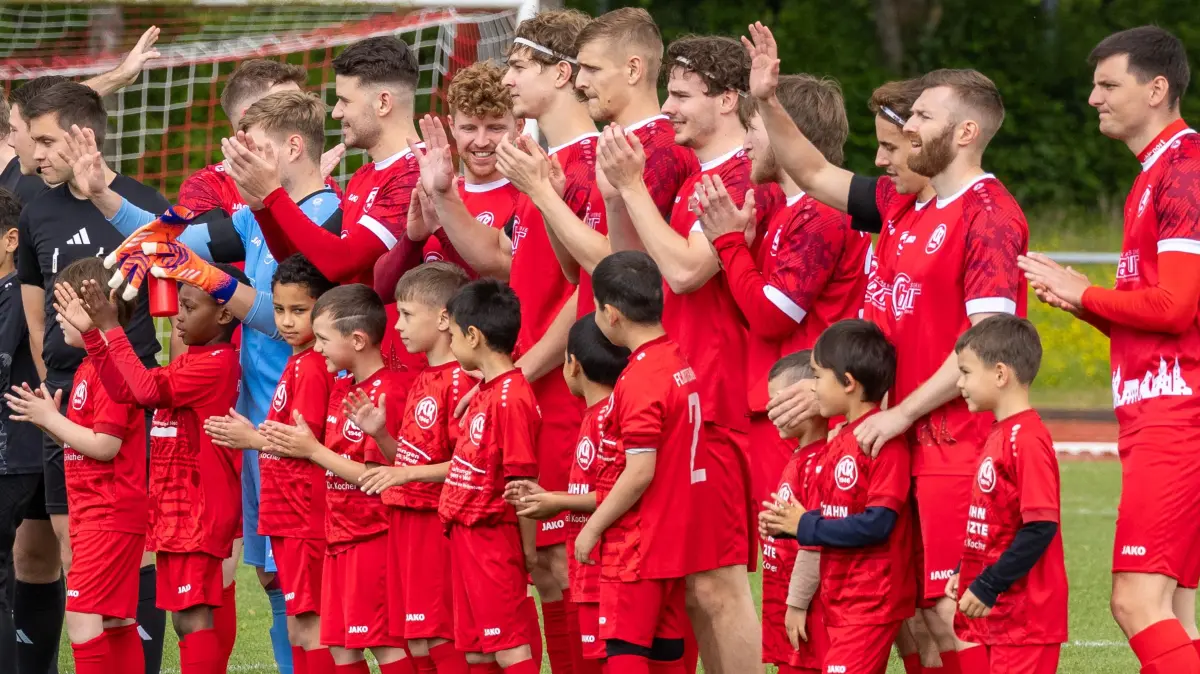 FC Rottenburg vs. FC Holzhausen, Fussball, Verbandsliga, Spieltag 31, Spielzeit 2025/2026, 16.05.26: Mannschaftsaufstellung mit Einlaufkindern,
FC Rottenburg vs. FC Holzhausen, Fussball, Verbandsliga, Spieltag 31, Spielzeit 2025/2026, 16.05.26,
Foto: Eibner-Pressefoto/Sebastian Reese