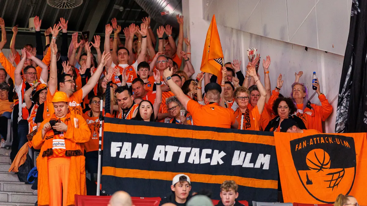 BMA365 Bamberg Baskets vs. ratiopharm Ulm, Basketball, easyCredit BBL, Playoff Viertelfinale, Spiel 1, 16.05.2026: Fan, Fans, Zuschauer, jubelt, Jubel, positive Emotionen, positive Emotion, Symbolbild, Symbolfoto, Themenfoto, Themenbild,
BMA365 Bamberg Baskets vs. ratiopharm Ulm, Basketball, easyCredit BBL, Playoff Viertelfinale, Spiel 1, 16.05.2026
Foto: Eibner-Pressefoto/Guener Santemiz