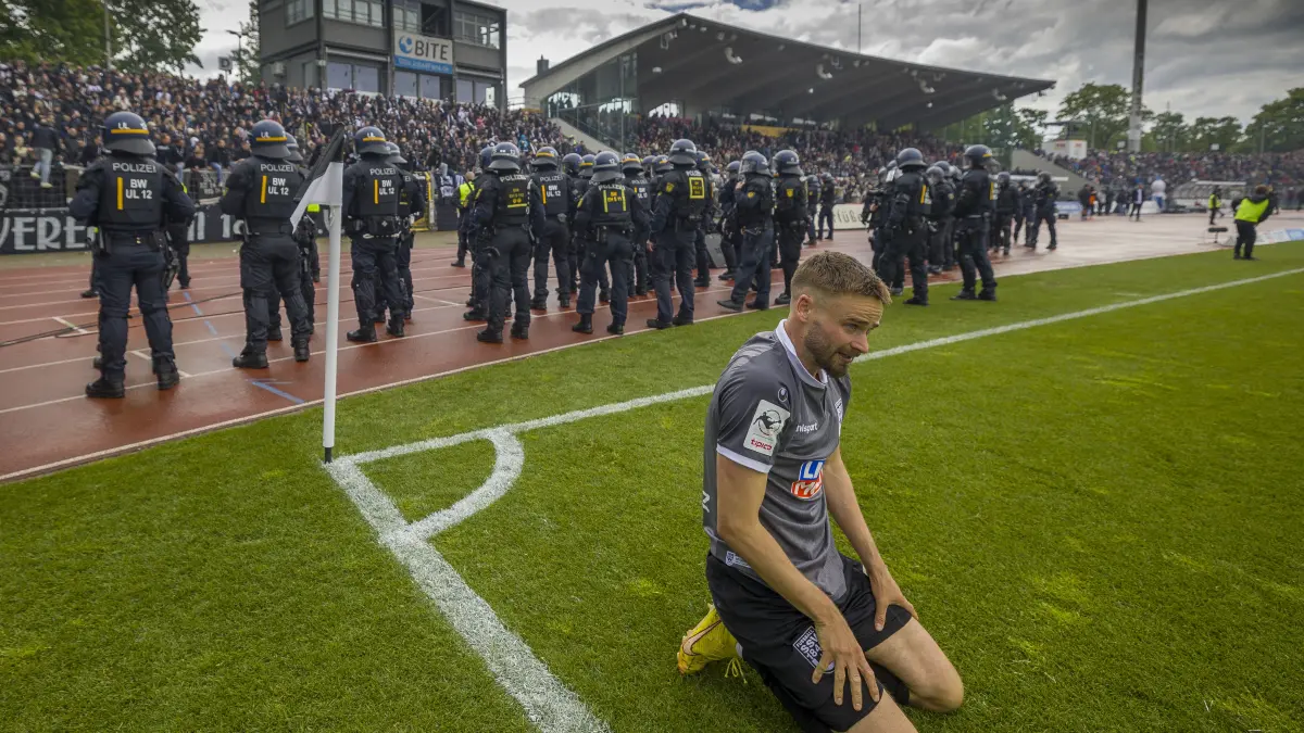 Fußball, SSV Ulm (grau): Das war das letzte Spiel gegen RW Essen (rot): Haben die Spatzen RW den Aufstieg vermiest? Lucas Röser, Polizei