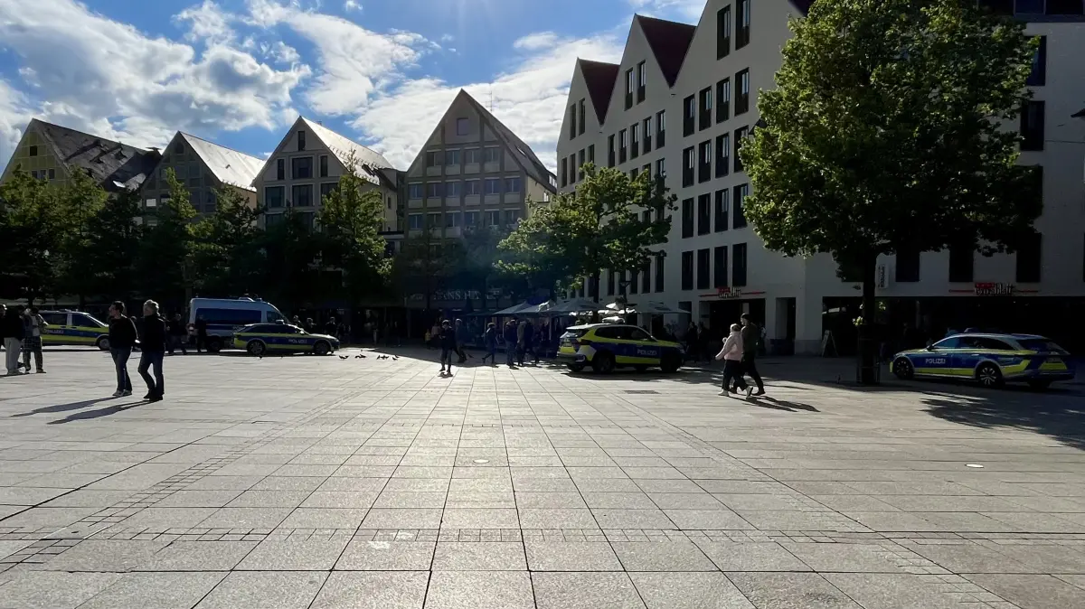 Auch ein Fahrzeug voller Bereitschaftspolizisten eilte herbei.