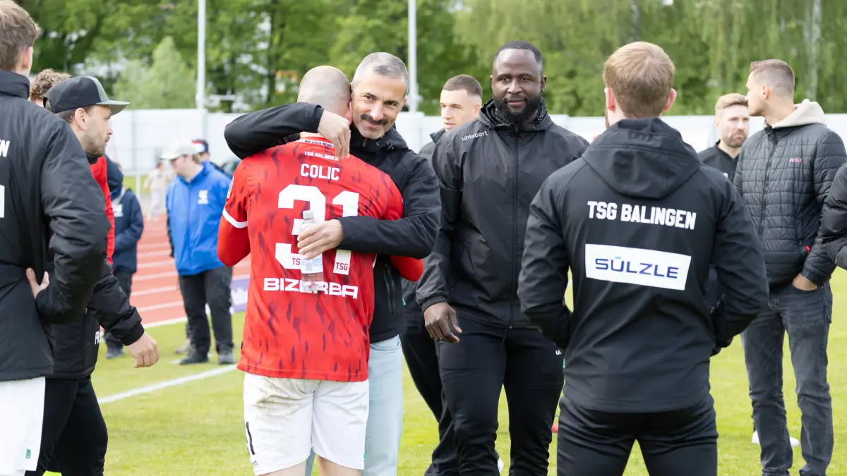 TSG Balingen vs. FC Astoria Walldorf, Fussball, Regionalliga Suedwest, 34. Spieltag, Saison 2025/2026, 16.05.26: Ivo Colic (TSG Balingen, #31) und Murat Isik (TSG Balingen, Chef-Trainer) umarmen sich
TSG Balingen vs. FC Astoria Walldorf, Fussball Oberliga, Saison 2025/2026, 16.05.26
Foto: Eibner-Pressefoto/Kirsten Jäger