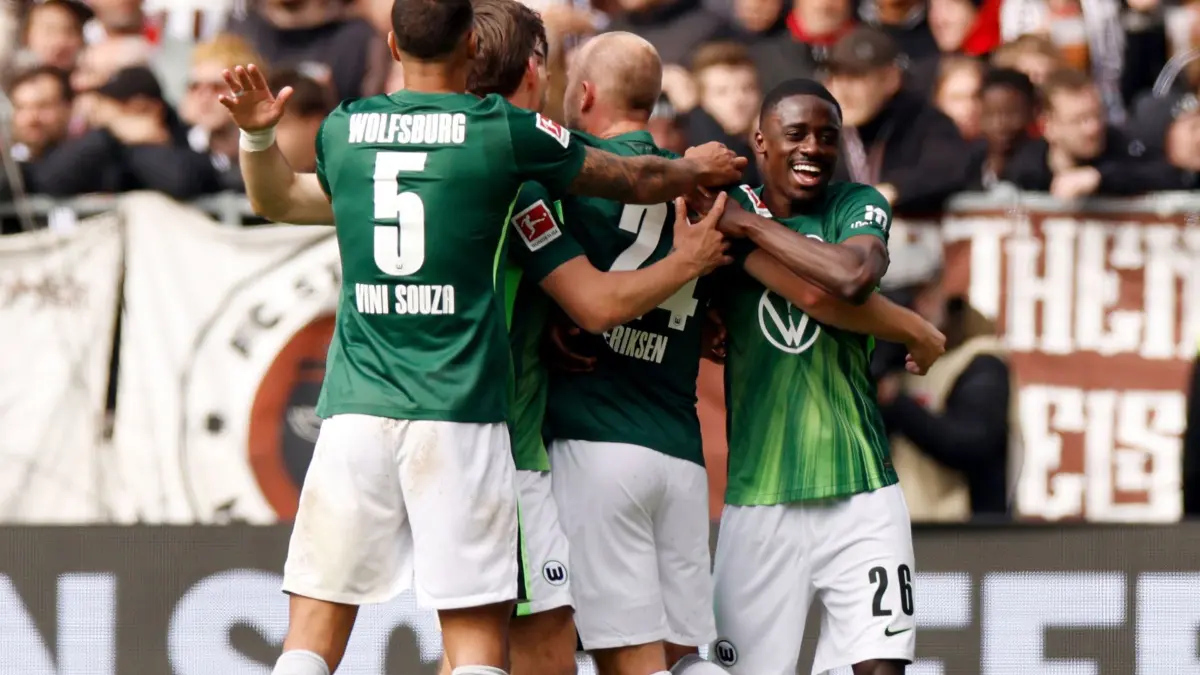 FC St. Pauli - VfL Wolfsburg: 16.05.2026, Hamburg: Fußball, Männer: Bundesliga, FC St. Pauli - VfL Wolfsburg, 34. Spieltag, Millerntor-Stadion. Die Wolfsburger Spieler bejubeln das Tor zum 1:2. WICHTIGER HINWEIS: Gemäß den Vorgaben der DFL Deutsche Fußball Liga bzw. des DFB Deutscher Fußball-Bund ist es untersagt, in dem Stadion und/oder vom Spiel angefertigte Fotoaufnahmen in Form von Sequenzbildern und/oder videoähnlichen Fotostrecken zu verwerten bzw. verwerten zu lassen. Foto: Philipp Szyza/dpa +++ dpa-Bildfunk +++