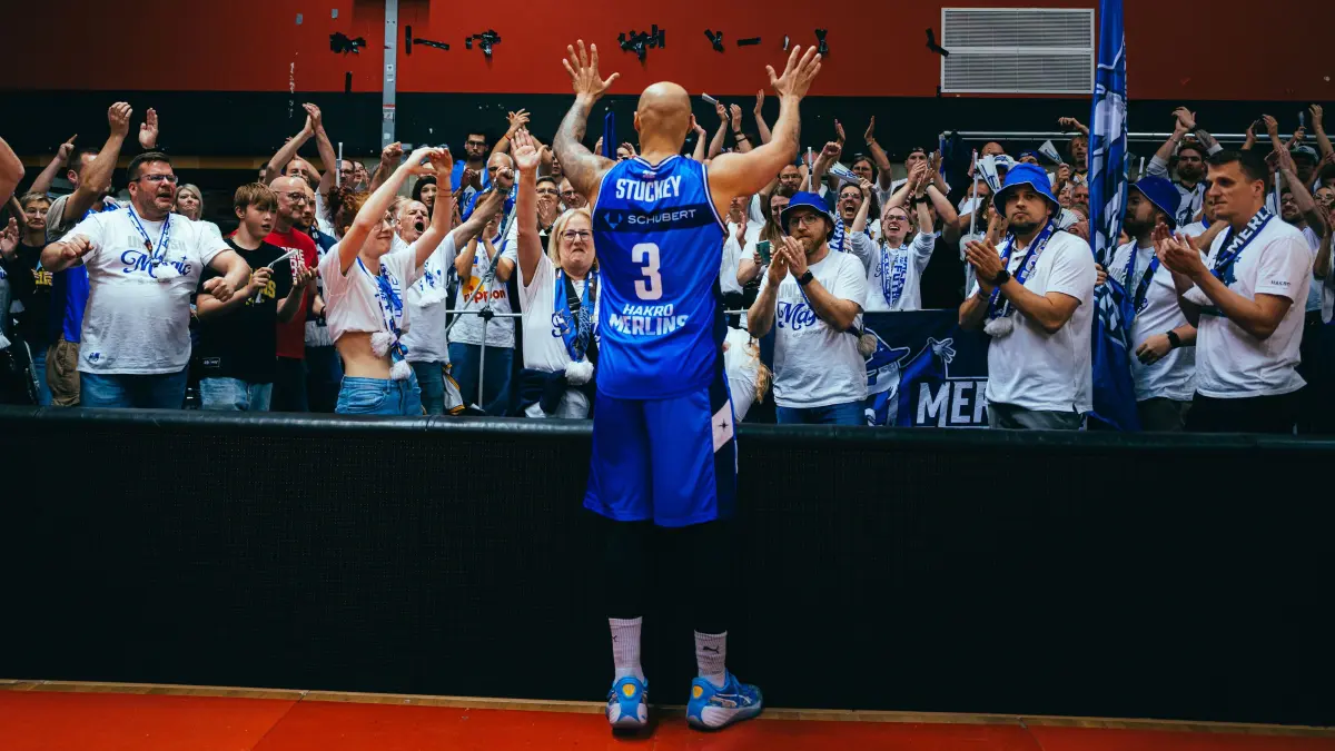 Maurice Stuckey bedankt sich bei den mitgereisten Fans der Merlins – und die bedanken sich bei dem Shooting Guard für sieben Spielzeiten, in denen er für die Zauberer immer alles gegeben hat. Der bald 36-Jährige beendet nach 17 Saisons als Profibasketballer seine Karriere – und das als Rekordspieler der Merlins.