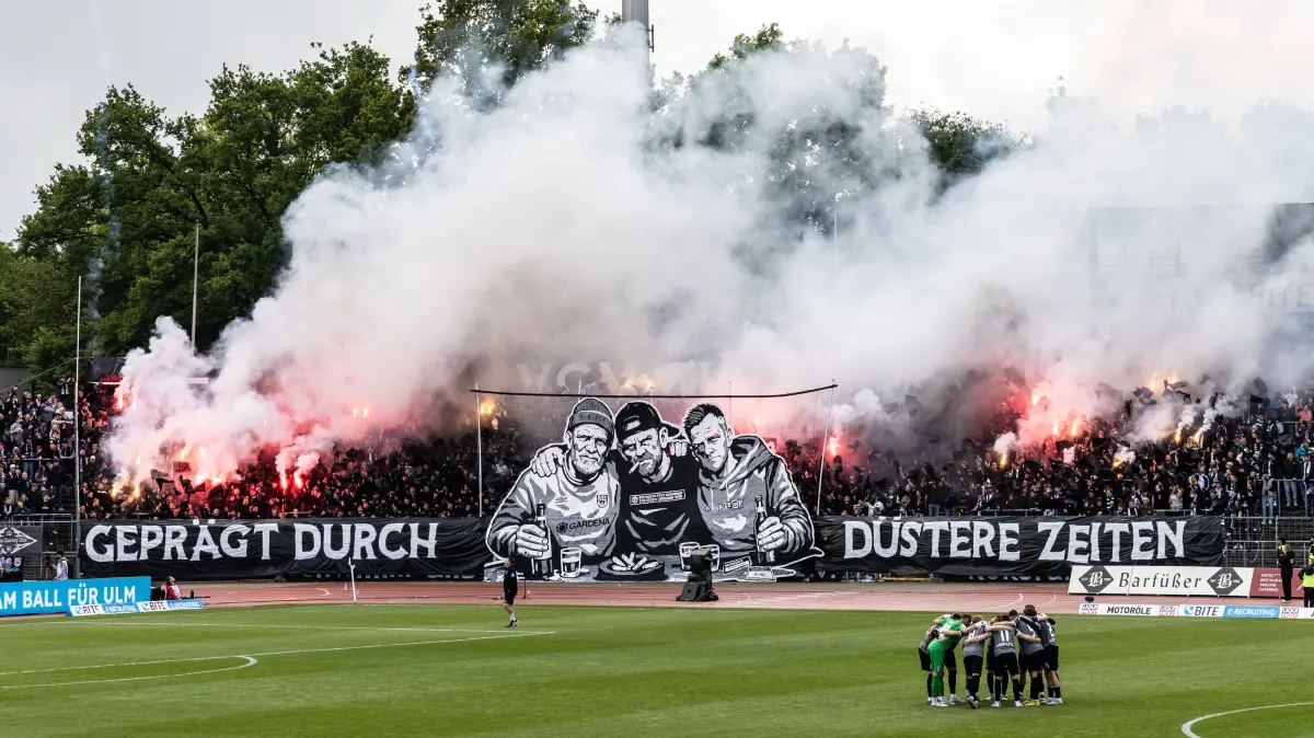 Fussball, Saison 2025/2026, 3. Liga, Donaustadion Ulm, 38. Spieltag, SSV Ulm 1846 Fußball - Rot-Weiss Essen, 16.05.2026: Fussball, Saison 2025/2026, 3. Liga, Donaustadion Ulm, 38. Spieltag, SSV Ulm 1846 Fußball - Rot-Weiss Essen, 16.05.2026 16.05.2026, Fussball, Saison 2025/2026, 3. Liga, Donaustadion Ulm, 38. Spieltag, SSV Ulm 1846 Fußball - Rot-Weiss Essen, Choreo Choreographie der Fans des SSV Ulm im D-Block Donaustadion Foto: Lucca Fundel Ulm Donaustadion Baden-Württemberg Deutschland *** Football, Season 2025 2026, 3 Liga, Donaustadion Ulm, 38 Matchday, SSV Ulm 1846 Football Rot Weiss Essen, 16 05 2026 16 05 2026, Football, Season 2025 2026, 3 Liga, Donaustadion Ulm, 38 Matchday, SSV Ulm 1846 Football Rot Weiss Essen, Choreo Choreography of the fans of SSV Ulm in the D Block Donaustadion Photo Lucca Fundel Ulm Donaustadion Baden Württemberg Germany