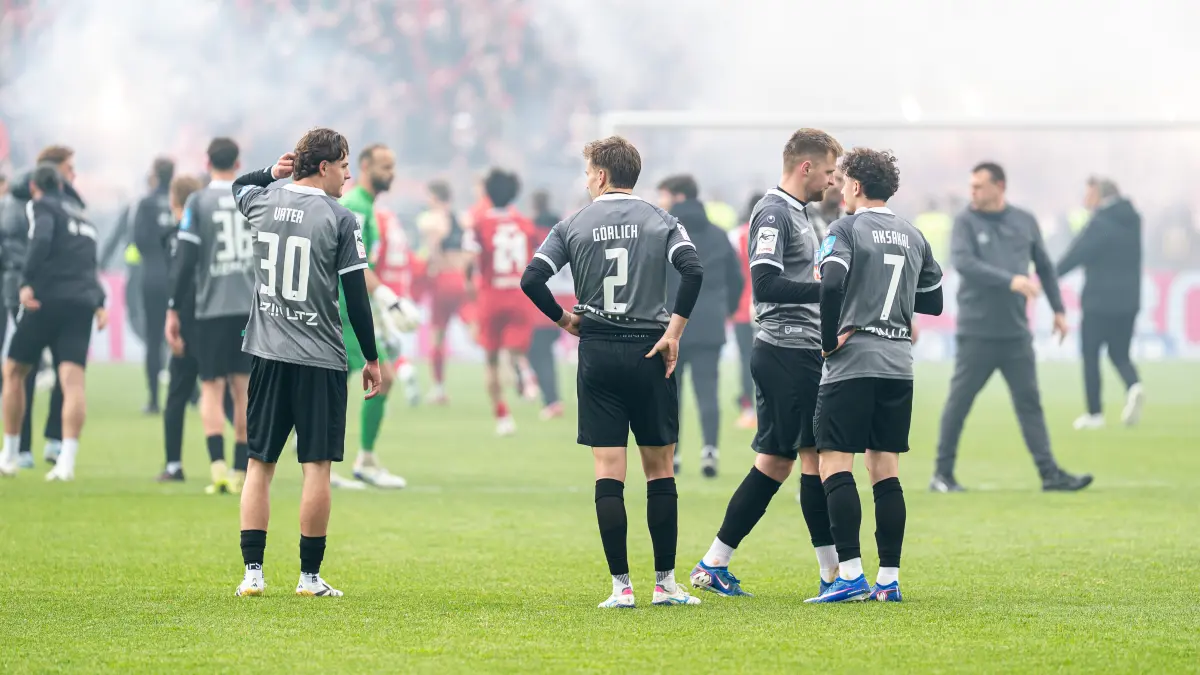 GER, SSV Ulm 1846 vs. Rot-Weiss Essen, Fussball, 3. Liga, Spielzeit 2025/2026, 16.05.2026: Die Ulmer nach dem Spiel, GER, SSV Ulm 1846 vs. Rot-Weiss Essen, Fussball, 3. Liga, Spielzeit 2025/2026, 16.05.2026,
DFB/DFL regulations prohibit any use of photographs as image sequences and/or quasi-video.
Foto: Eibner-Pressefoto/Michael Schmidt
