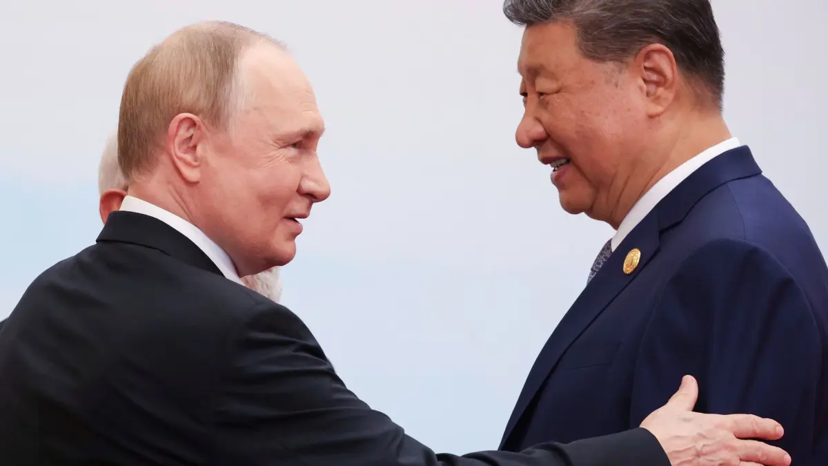 Gipfeltreffen der Shanghaier Organisation für Zusammenarbeit: ARCHIV - 01.09.2025, China, Tianjin: Der russische Präsident Wladimir Putin (l) spricht mit dem chinesischen Präsidenten Xi Jinping während eines Familienfotos auf dem Gipfeltreffen der Shanghaier Organisation für Zusammenarbeit (SOZ). (zu dpa: «Kreml kündigt Putin-Reise nach China an») Foto: Alexander Kazakov/Pool Sputnik Kremlin/dpa +++ dpa-Bildfunk +++