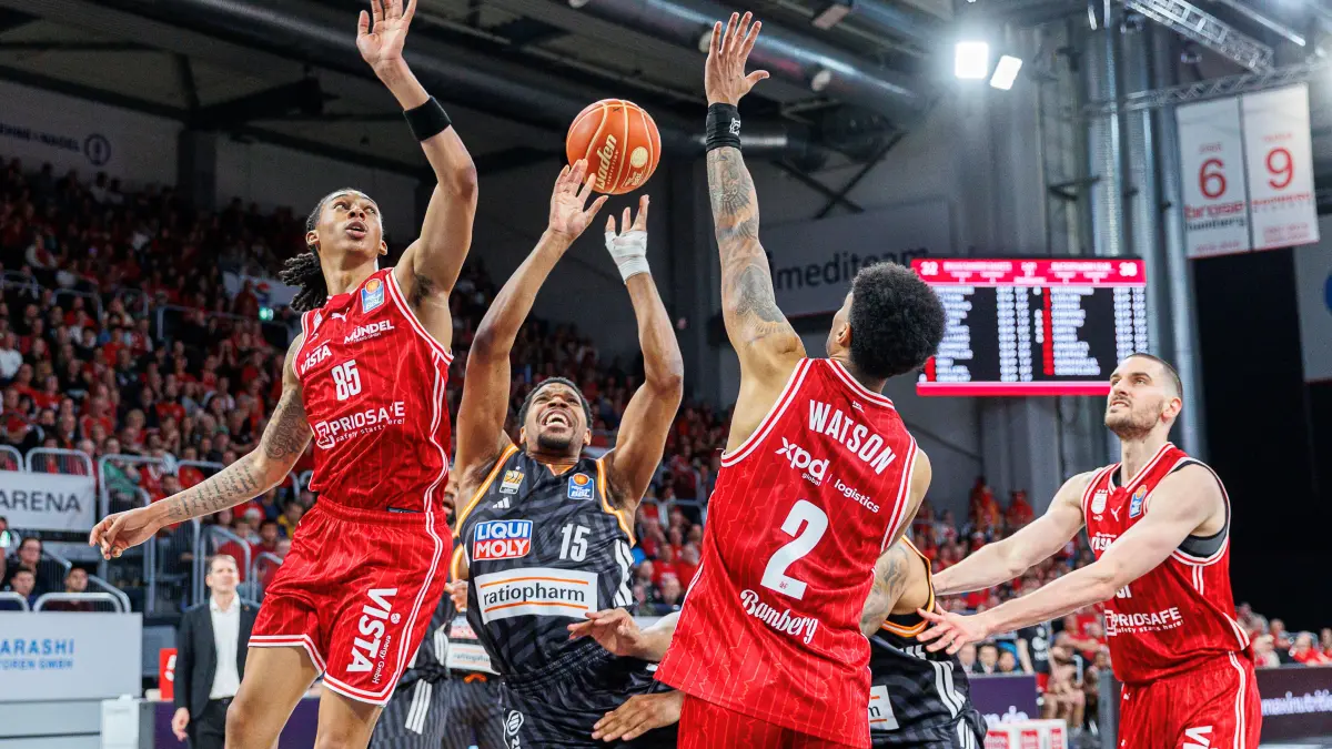 BMA365 Bamberg Baskets vs. ratiopharm Ulm, Basketball, easyCredit BBL, Playoff Viertelfinale, Spiel 1, 16.05.2026: Austin Crowley (BMA365 Bamberg Baskets, #85), Justin Simon (ratiopharm Ulm, #15), Ibi Watson (BMA365 Bamberg Baskets, #02),
BMA365 Bamberg Baskets vs. ratiopharm Ulm, Basketball, easyCredit BBL, Playoff Viertelfinale, Spiel 1, 16.05.2026
Foto: Eibner-Pressefoto/Guener Santemiz