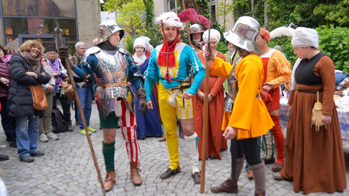 Der kunterbunte Landsknecht Matthias Goll (Mitte) hat sich für sein Kostüm von einem berühmten Dürer-Holzschnitt inspirieren lassen. Seine Kollegen haben sicherheitshalber ihre Brustpanzer angelegt. Foto: Beatrice Schnelle